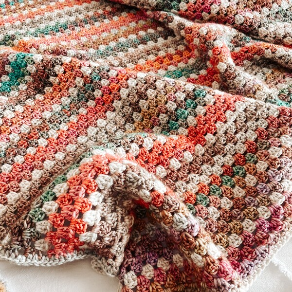 Coperte termiche all’uncinetto: quando il filo racconta un anno.